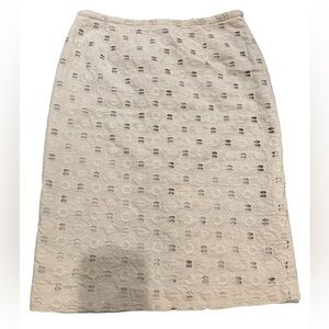 🔥Isaac Mizrahi size 2 light tan eyelet skirt.  Beautiful pattern with zipper!
